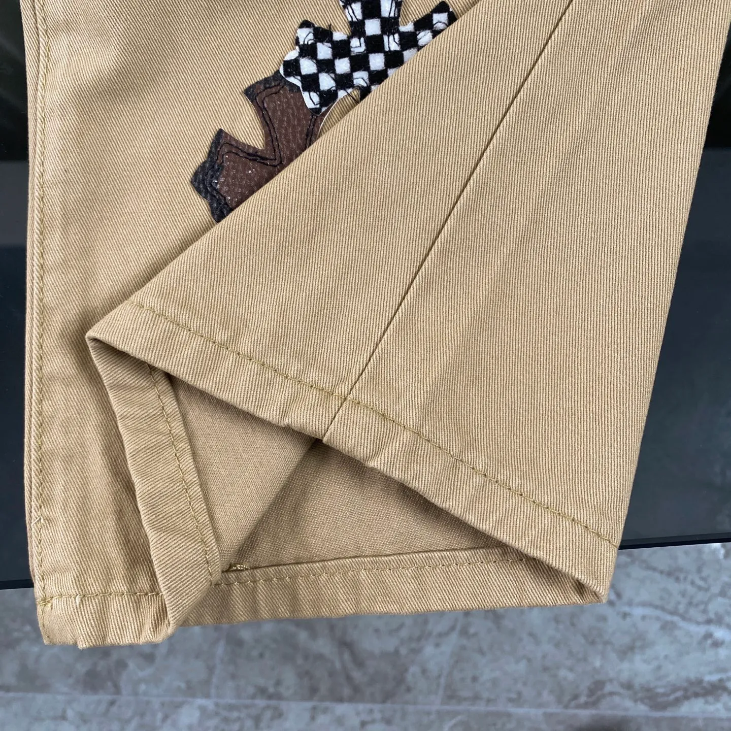 P260 chrome hearts new style horse hair checkerboard black cross patchwork khaki jeans vi Top heavy industry fashionable design] Consistent high street luxury style creation. Speaking of this style, the Zangyin family and GU family are definitely the leading representative brands. Especially the Zangyin family has really achieved a state-of-the-art effect in creating high street style. The unique washed material is used to create this style. The color system is quite eye-catching. After it is decorated with patchwork cross flowers, it cleverly highlights the charm of the brand. Secondly, this style uses classic The classic high-waist cutting design highlights the long legs and fashionable temperament of the upper body. The brand is highly recognizable and the slim fit configuration is more suitable for daily wear. It is a product that interprets personality, fashion, and specifications at a glance. This single product is enough to make any fan excited. It can be a white T-shirt for youthful preppy style, or a tight suspender for lady style. It has strong matching ability and can be easily controlled by men.  [Materials and craftsmanship] Needless to say, this point goes without saying. As an excellent craftsman brand, Zangyin’s requirements for details and craftsmanship are really perfect. The washed color of this model has gone through so many processes, not to mention the embellishment of denim appliques. It is also purely hand-made and sewn. Just like what they believe in, only hand-made things have soul and have the meaning of wear. A top-notch heavy-duty fashionable denim item, I look forward to your perfect interpretation! !  Size:28-36